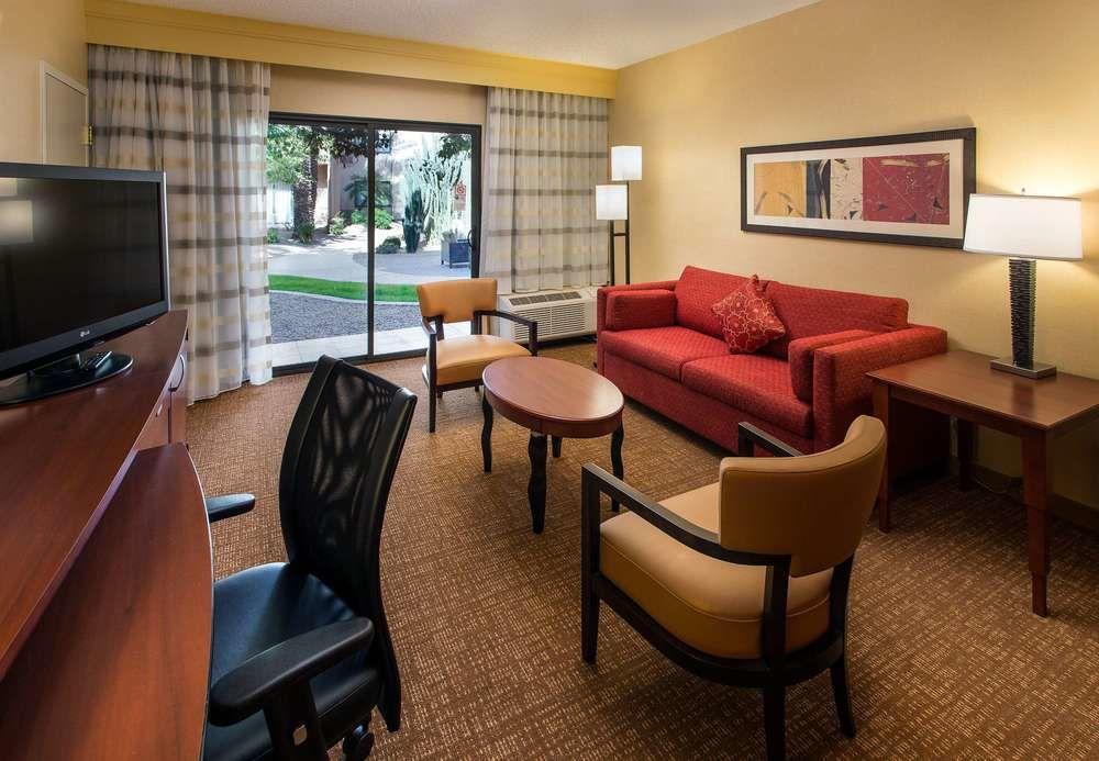 Courtyard By Marriott Phoenix Mesa Exterior photo