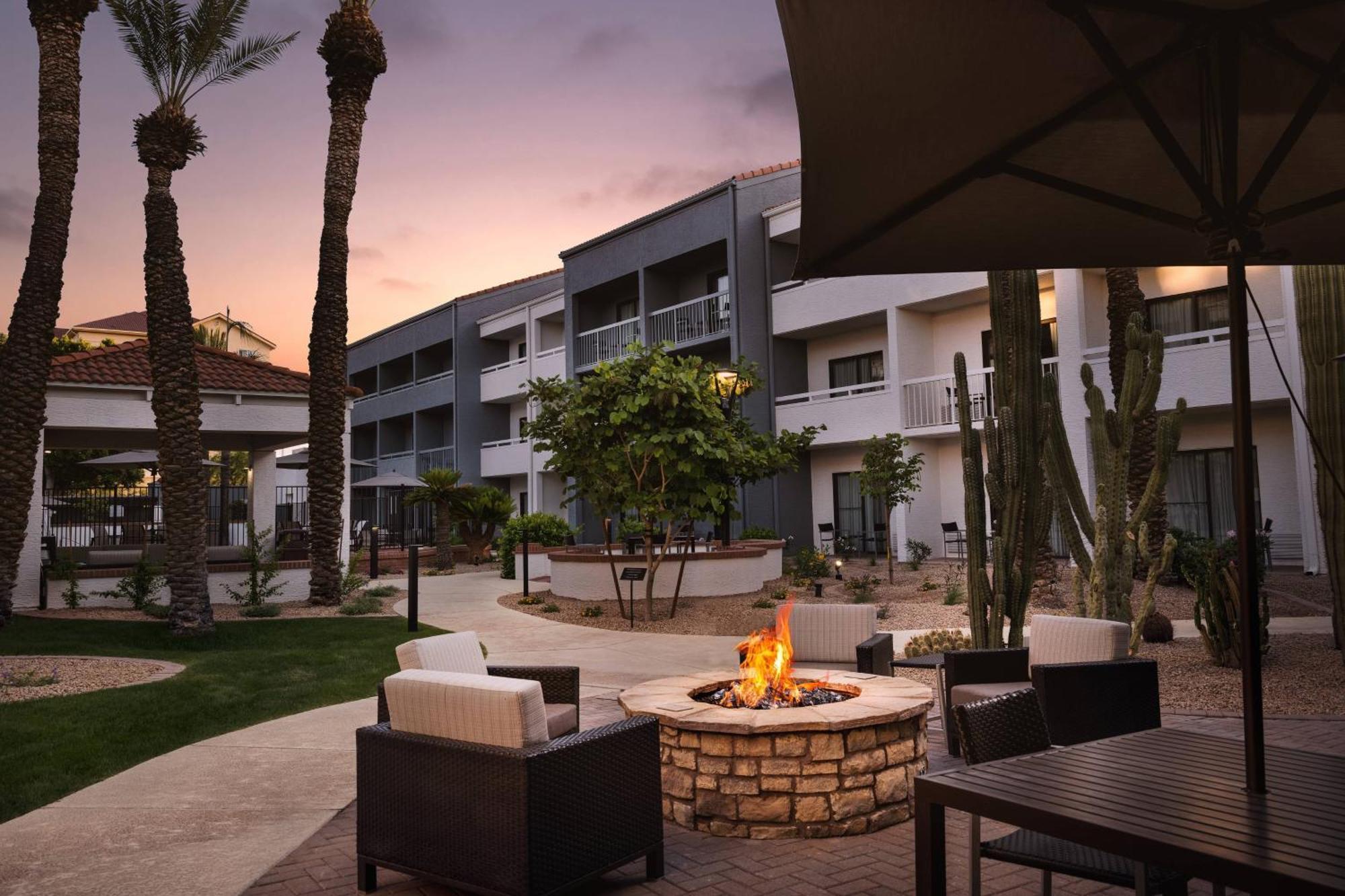 Courtyard By Marriott Phoenix Mesa Exterior photo